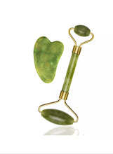 Charger l&#39;image dans la galerie, Rouleau de jade vert avec Gua Sha, lisse / particulièrement nettoyant et relaxant
