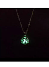 Laden Sie das Bild in den Galerie-Viewer, Leuchtende Halskette „Lotusblume“
