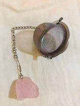 Charger l&#39;image dans la galerie, Passoire à thé avec diverses pierres de guérison - quartz rose, améthyste, fluorite
