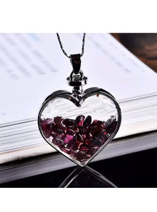 Colliers de différentes couleurs avec pierres de guérison / améthyste, péridot, grenat / forme de coeur