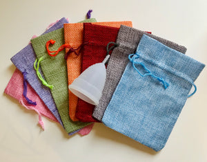Coupes menstruelles de différentes couleurs / avec sacs de rangement