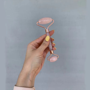 Jade Roller rose en quartz rose dans une boîte cadeau / a un effet particulièrement rafraîchissant